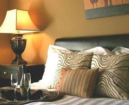 The Clarke Hotel Waukesha Habitación foto
