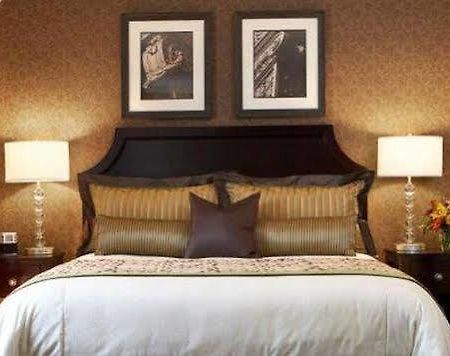 The Clarke Hotel Waukesha Habitación foto