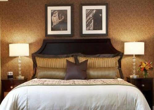 The Clarke Hotel Waukesha Habitación foto